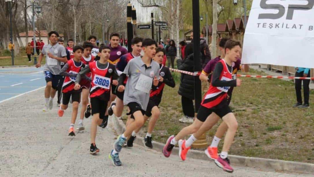 Kırıkkale'de düzenlenen Türkiye Analig Kros Atletizm Yarışmasında Eskil Ortaokulu öğrencisi Yaşar Kırkıl Türkiye üçüncüsü oldu.