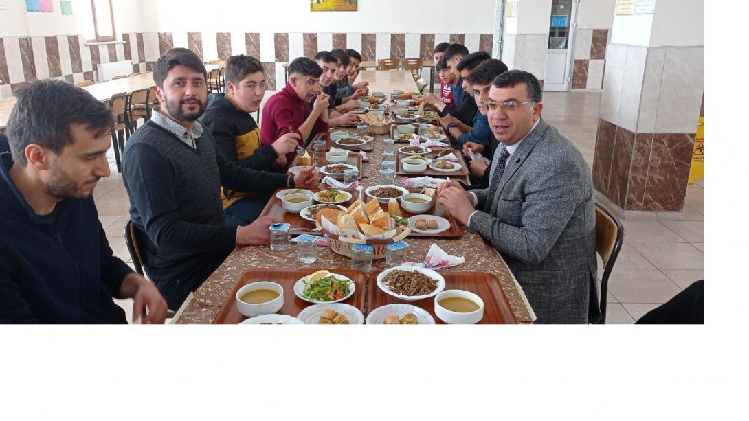 Müdürümüz Sayın İbrahim KILIÇER, Eskil Anadolu Lisesinde Öğrencilerle Birlikte Öğle Yemeği Yedi