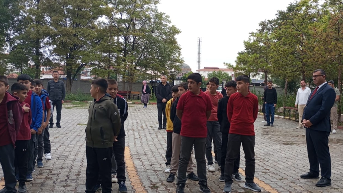 İlçe Milli Eğitim Müdürü Sn. İbrahim Kılıçer Eskil İmam Hatip Ortaokulunda Düzenlenen Yeni Eğitim-Öğretim Yılının İlk İstiklal Marşı Törenine Katıldı